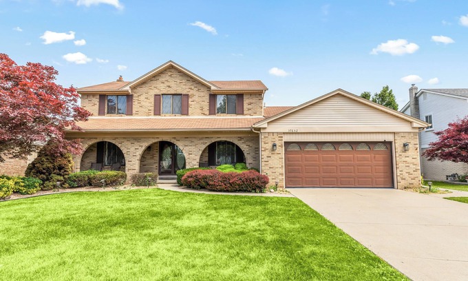 Livonia Casa | Luxury 4-BR Retreat: Spacious & Elegance!