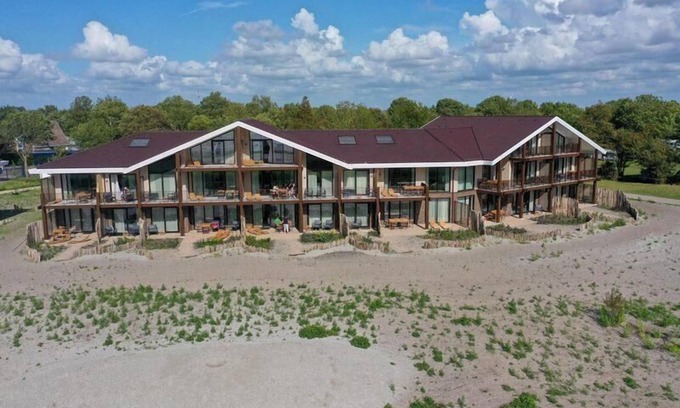 Workum Apartamento | Luxury 4-person apartment with sauna, bathtub, and balcony overlooking the IJsselmeer. Ideal for a relaxing stay by the water.