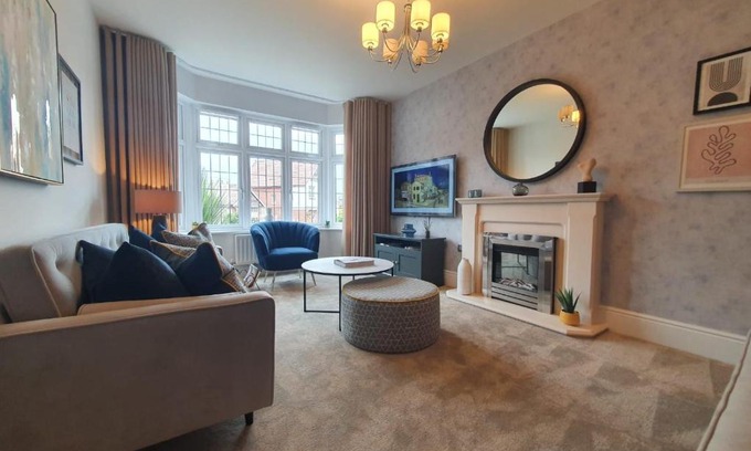 Luton Casa | Luxury 4 - Stylish Haven Modern 4-Bedroom Retreat in South Luton with Convenient Parking and Easy Access to Town Center