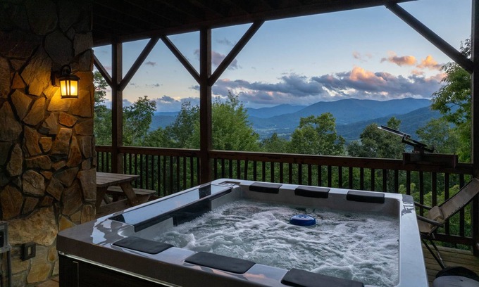 Waynesville Cabina | Luxury 4200 sqft Log Cabin on 50 Acres! Sleeps 16!