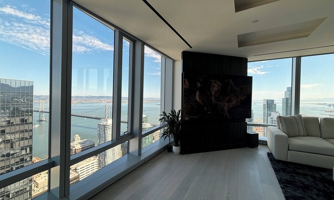 Financial District Condominio | Luxury 47th floor Condo with breathtaking views of the Bay Bridge in SF!
