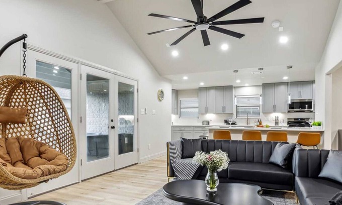 Westbury Casa | Luxury 4Bd 2Ba w Hot-Tub & Cinema Room - 14 guest