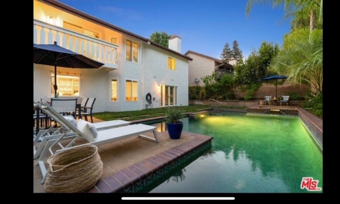 Oak Park Casa | Luxury 4bd 3bath home, new and modern interiors, full-size swimming pool and spa