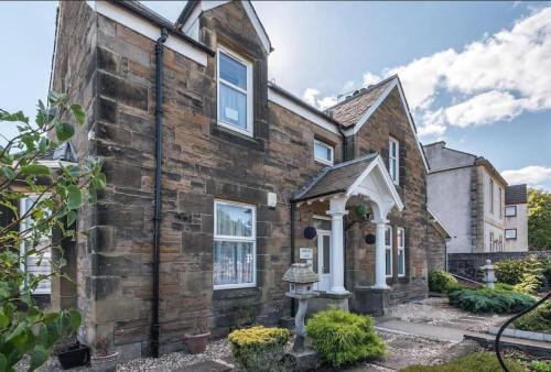 Bonnybridge Villa | Luxury 4BR, Free Parking, Near Beach, Sleeps 8