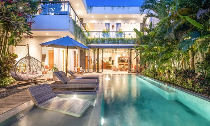 Berawa Cabaña | Luxury 4BR Haven, Steps to Canggu's Beach Elegance