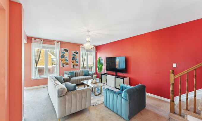 Ottawa Division Casa | Luxury 4BR Home | Sleeps 8 | Private & Near Shops in Ottawa
