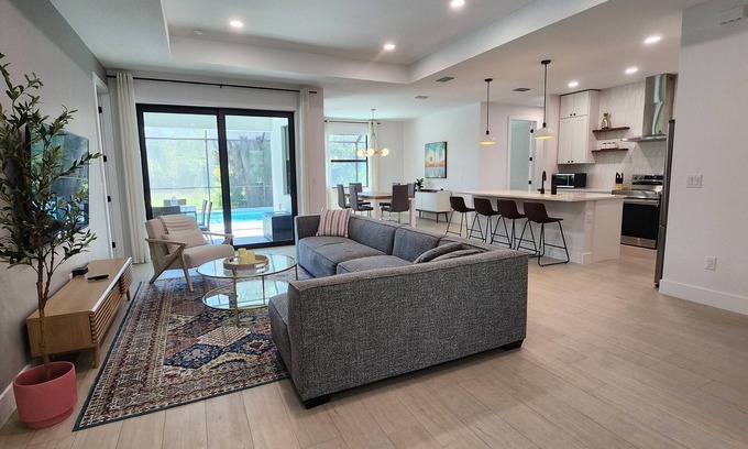 Englewood East Casa | Luxury 4br house, Heated Pool, 13 min to Beach, Family Fun, 100Mbps, Office