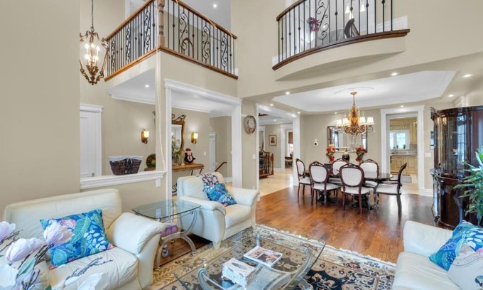 York Casa | Luxury 4BR - Pool Table - 10 min to Yorkdale Mall