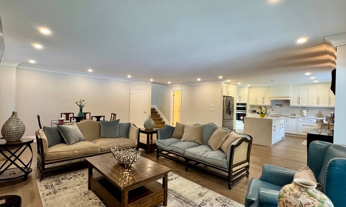 Clarkson-Lorne Park Casa | Luxury 4BR Retreat with Pool, Piano, Spa & Games