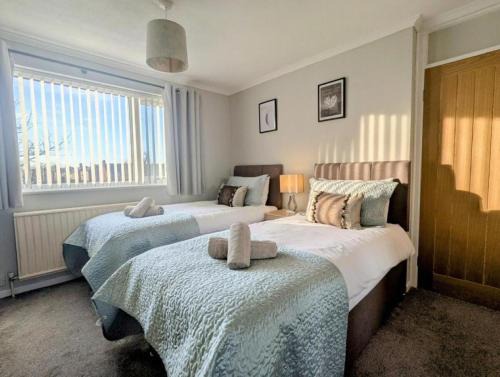 Balderton Casa | Luxury 4BR Retreat, Garden, Parking, Modern Comfort