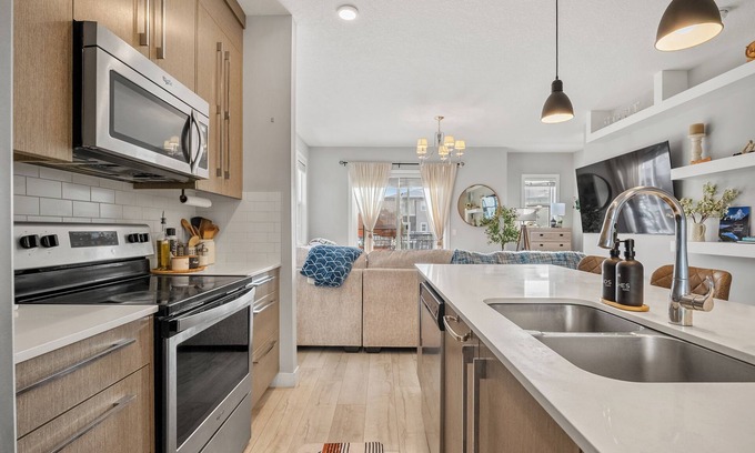 Calgary Casa | Luxury 4BR Townhouse Near YYC Airport - Sleeps 4
