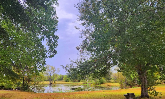 Pearland Casa | Luxury 5-acre 4BD private pool and own lake with fishing - sleeps 10
