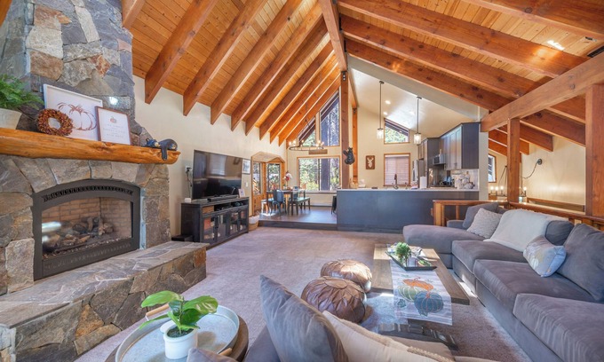 Truckee Cabina | Luxury 5 Bd Tahoe Donner Home - 2 Master King Bed Suites --New HotTub!