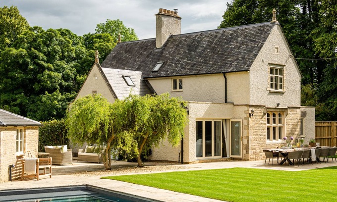 Down Ampney Casa | Luxury 5 bed Cotswold house with pool and hot tub near Cirencester.