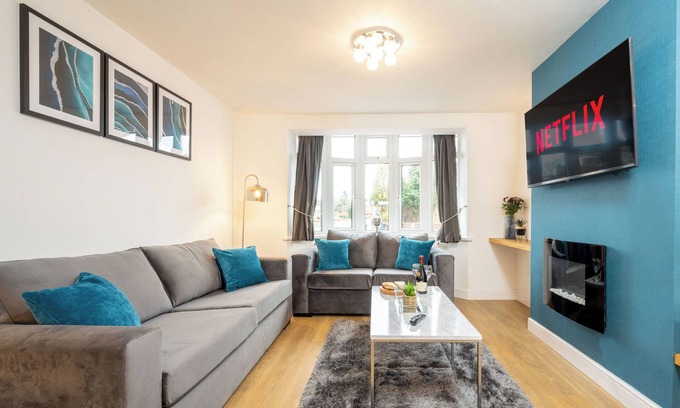 Barnt Green Casa | Luxury 5 Bed House With Parking & Garden In The Heart of Shirley Solihull