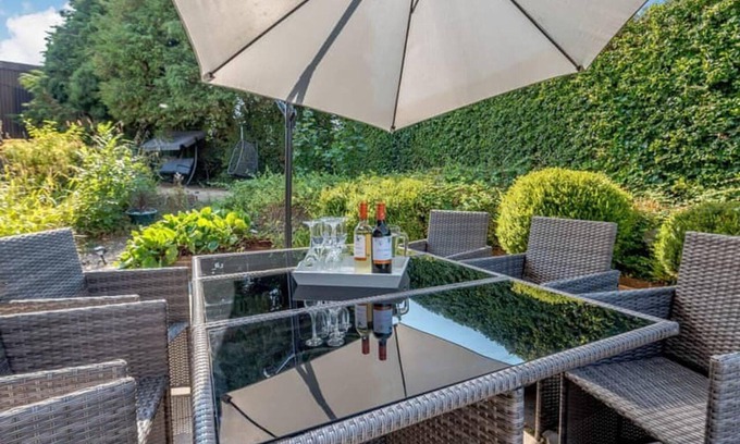 Steyning Casa | Luxury 5-bed House With Tennis Court & Games Room