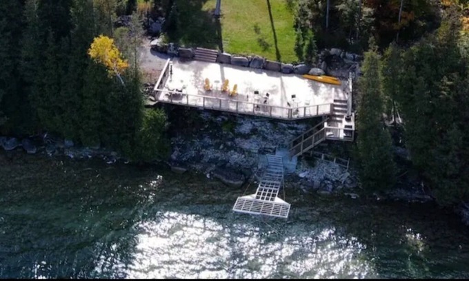 Manitoulin District Casa | Luxury 5 bedroom cottage on 8 acres of privacy!