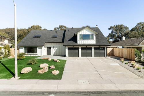 La Jolla Heights Casa | Luxury 5-Bedroom Family Home in La Jolla minutes to the Ocean Sleeps 14