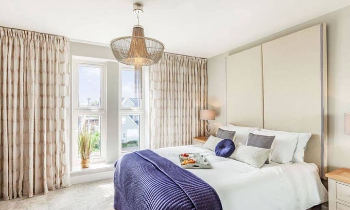 Chelmsford Casa | Luxury 5 bedroom home with onsite parking and WIFI