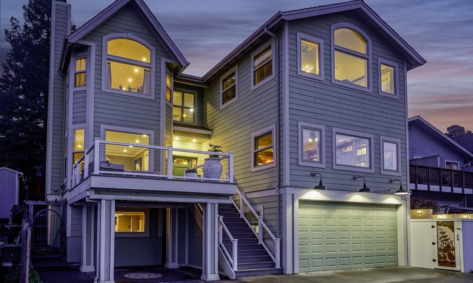 Crockett Casa | LUXURY 5 BEDROOM HOME WITH VIEWS OF THE BAY - SLEEPS 13