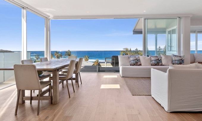 Curl Curl Casa | Luxury 5 Bedroom House with Pool and Beach Views
