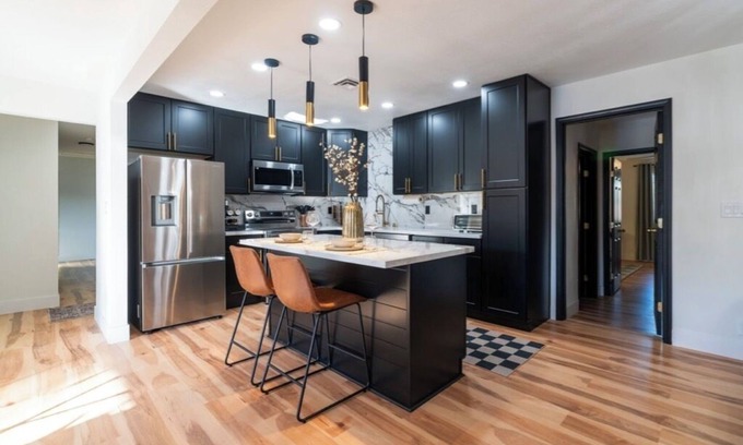 Rancho Oakey Casa | Luxury 5-bedroom house in historic DTLV with hot tub, peloton and record player