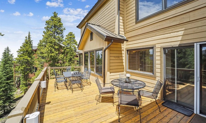 Woodmoor Casa | Luxury 5-bedroom Mountain View Lodge in Breckenridge, perfect for 12 guests with stunning views.