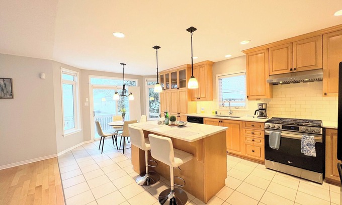 Bridlewood - Emerald Meadows Casa | Luxury 5 bedroom Vacation Home with Office & Gym close to Forest, Trails, Shops