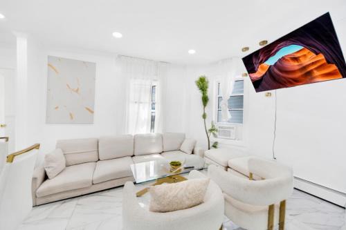 Bryn Mawr Casa | Luxury 5 BR 2BA Apt NYC Sleeps 16 with Free Parking!