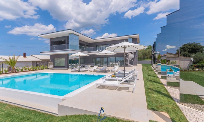 Kastelir Villa | Villa Oasis de lujo de 5 dormitorios con piscina privada climatizada cerca de la costa