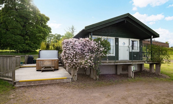 Lauder Chalet De Esquí | Luxury 5-Star Lodge with Hot Tub & Breathtaking Views – Sleeps 2 ✨