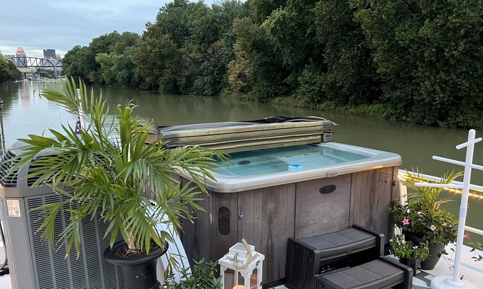Butchertown Alquiler De Eote | Luxury 5 stateroom 2 bath River Yacht w/hot tub -5 min from downtown Louisville!