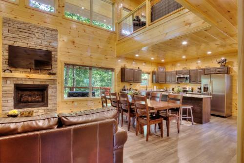 Gatlinburg Apartamento | Luxury 5bed/6ba Cabin: Theater, Pool Room, Hottub!
