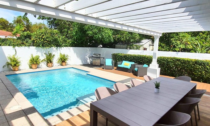Buena Vista Casa | Luxury 5BR/4BA Villa Pool Steps to Design District Shopping & Dinning!