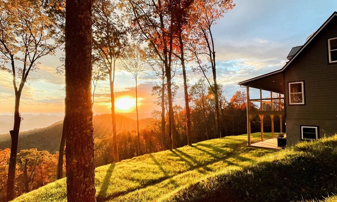 Burnsville Cabina | Luxury 5BR Cabin 180° Mt.Mitchell Views, Game & Movie Room, 35min to Asheville!