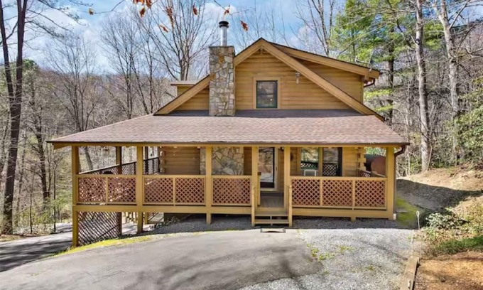 Waynesville Cabina | Luxury 5br Cabin: Movie & Arcade Rooms, Large Porch, & More @ Lake Junaluska
