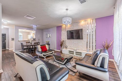 Dallas Casa | Luxury 5BR Dallas Retreat with Business Amenities - Perfect for Business Travelers, Families & Groups