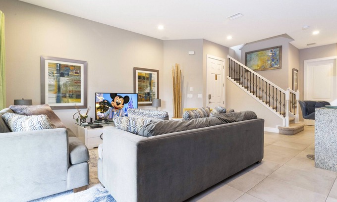Crestwynd Bay Casa | Luxury 5BR Family Mansion Private Hot Tub & BBQ!