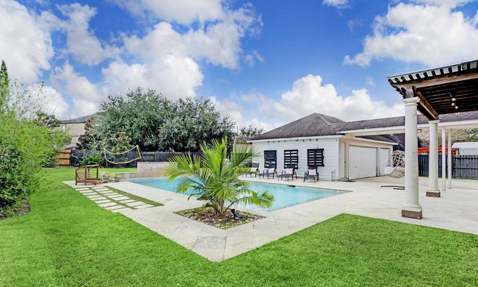 Pearland Casa | Luxury ✨ 5BR Home. PRIVATE 🏝WATERFALL POOL ! 15 Min from Downtown Houston.