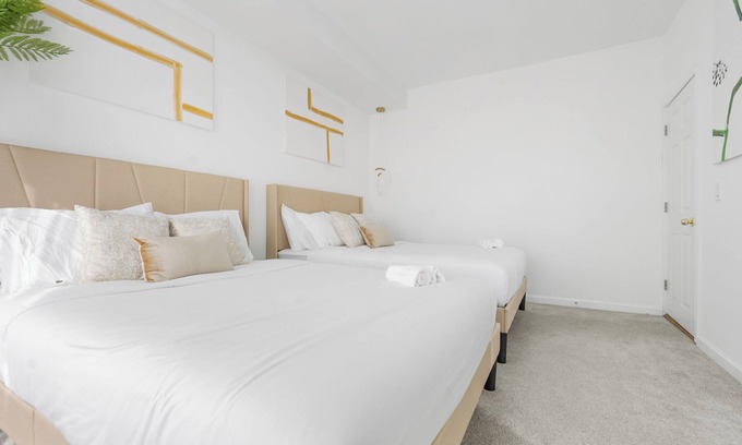 Dunwoodie Casa | Luxury 5BR Massive Home NYC Free Parking + Office