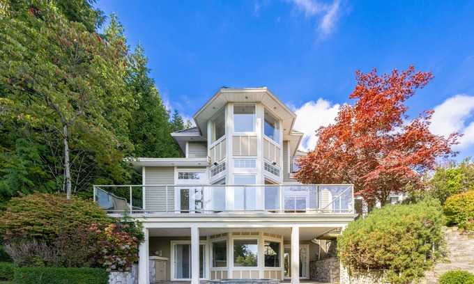 West Vancouver Casa | Luxury 5BR Villa | Gym, Theater & Ocean Views