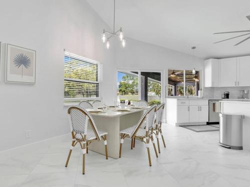 Rainbow Farms Casa | Luxury 6 000 sqft Oasis- Pool Sleeps 16