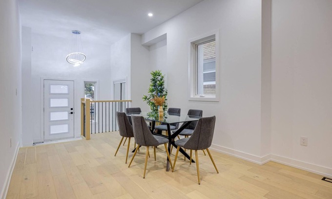 Mimico Casa | Luxury 6 BDRM Entire Home in Lakeshore Toronto