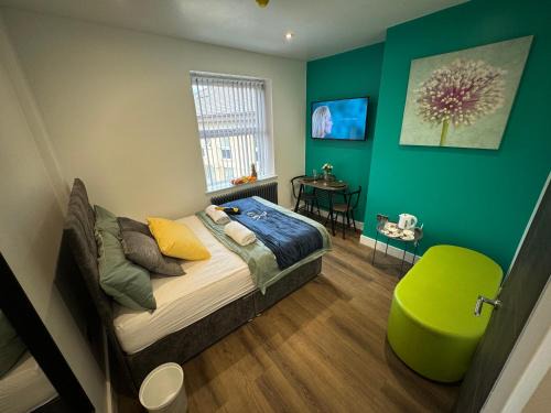 Elland Casa | Luxury 6-Bed House - 6 En Suite- Jaquzzi Baths - Private Parking - Sleeps 22- 2 Min M62