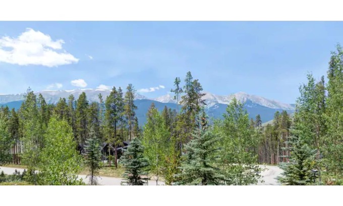 The Highlands Casa | Luxury 6 Bedroom Home with View, 2 firepits, close to hiking trails and gondola