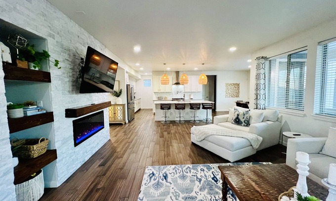 Arvada Casa | Luxury 6 Bedroom Retreat | Hot Tub | Chefs Kitchen | Near Boulder & Denver