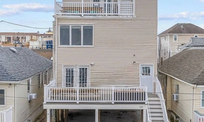 Seaside Heights Casa | Luxury 6+BR & 7BTH house w/AC, 1.5 blocks from Beach & Broadwalk. Rooftop views