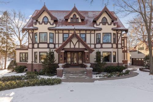 East Isles Casa | Luxury 6600 sq.ft Stunning Home/Sleeps 10+