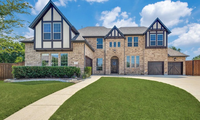 Highland Village Casa | Luxury 6B/5.5B Family Home, Pet-Friendly, Lake Lover, Game Lover. Health focused