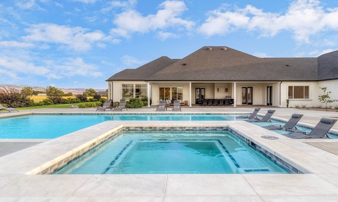 Walla Walla Casa | Luxury 6BR 5BA Walla Walla Estate | Heated Pool, Jacuzzi, Sauna & Theater